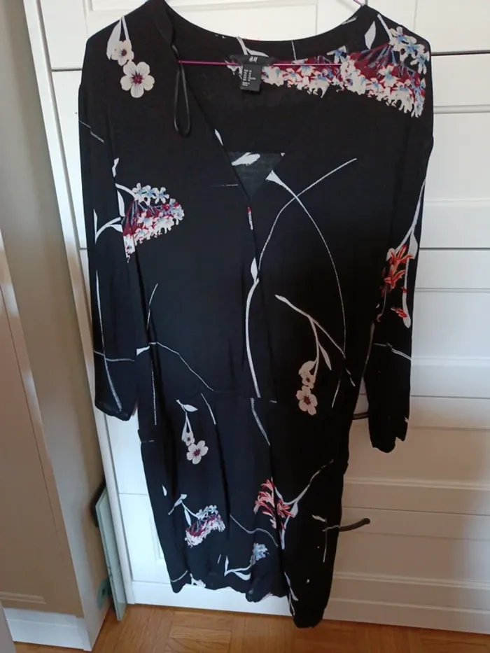Robe H&M noir à fleurs colorées 40