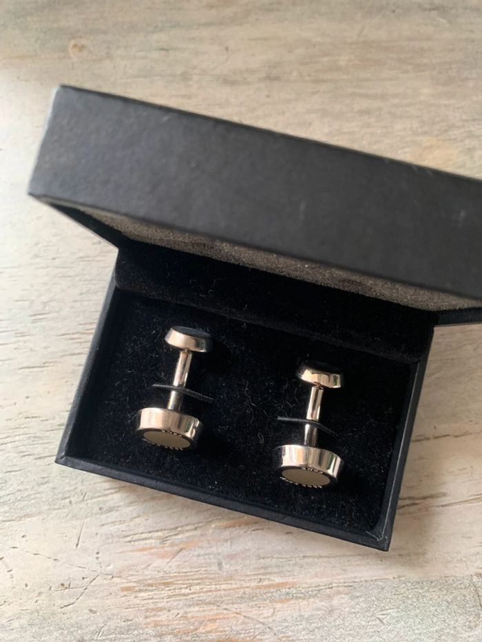Boutons de manchettes Hugo Boss en laiton et émail - photo numéro 5