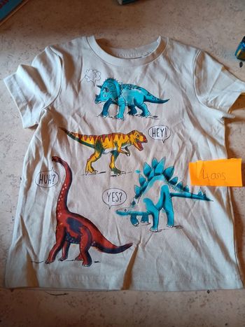 Tee-shirt  neuf 4 ans c et a pas de vinted go