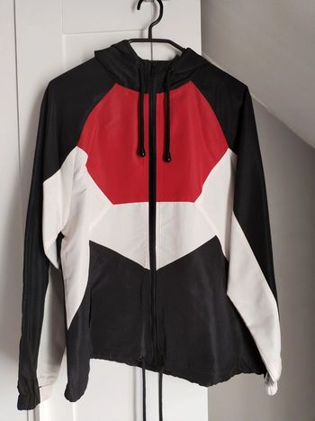 Coupe vent noir, rouge et blanc