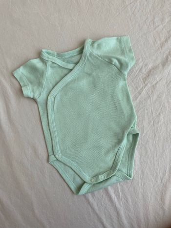 Bodies vert manches  courtes 1 mois