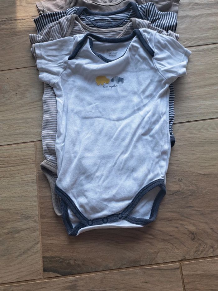 Lot 6 bodies 12 mois Petit Bateau - photo numéro 2