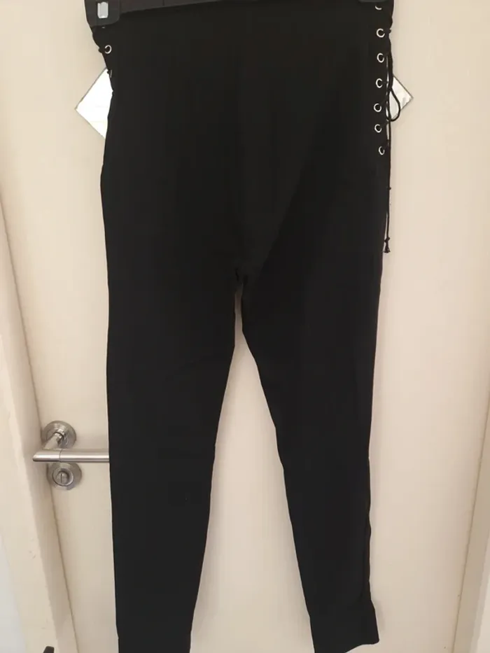 Jean moulant noir taille haute avec zip à lacets taille M - photo numéro 2