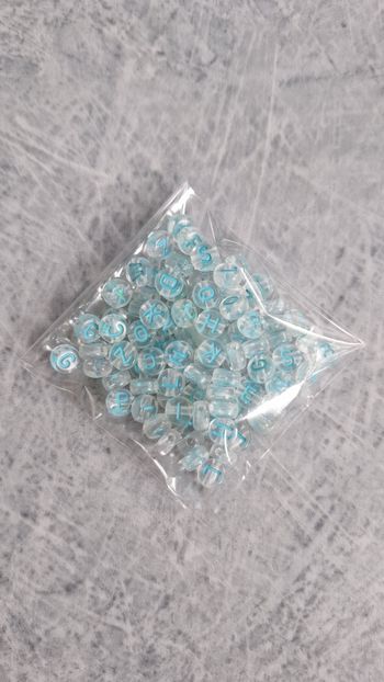 Perles transparentes lettres turquoise