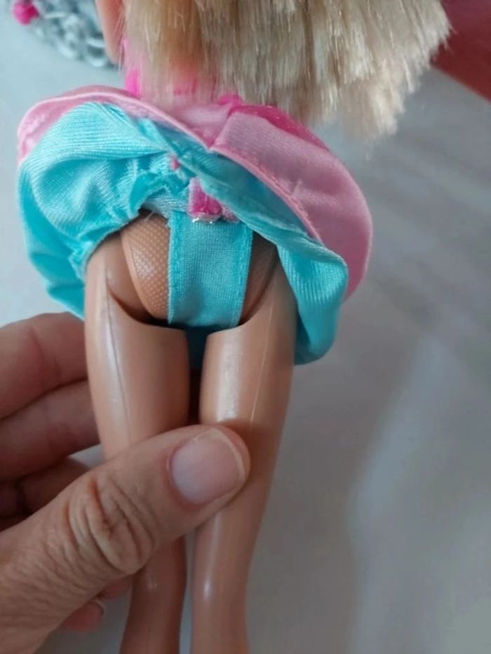 Barbie et son armoire + rechange - photo numéro 9