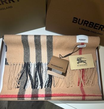 Écharpe Burberry  Couleur Sable Neuve 100% cachemire Sac+ boîte 