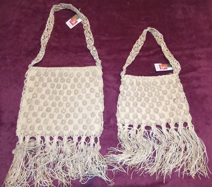 Deux magnifiques sacs a bandoulière avec boutons et franges Neufs Giada