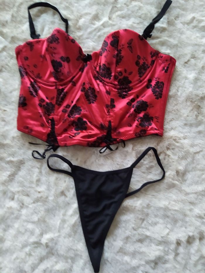 Ensemble Soutien-gorge (bustier) et string rouge et noir
