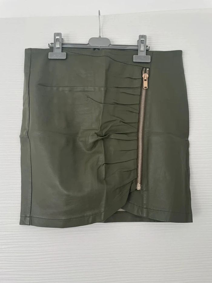 Mini-jupe sexy en cuir droite moulante vert kaki effet froncé plissé et fermeture éclair