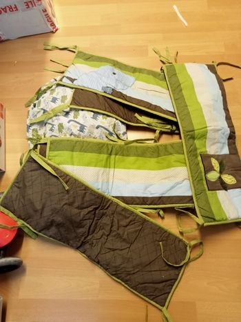 Tour de lit thème "dinosaures"