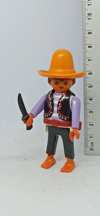 Homme mexicain avec haut violet et noir et chapeau orange playmobil