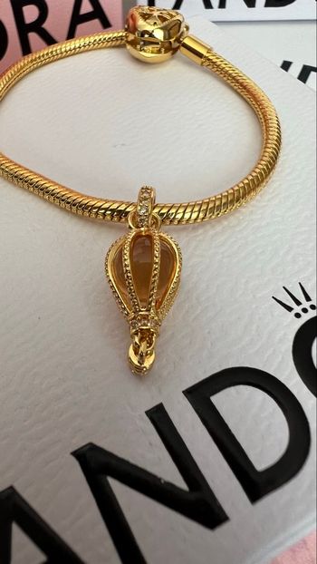 Charm jolie montgolfière dorée 