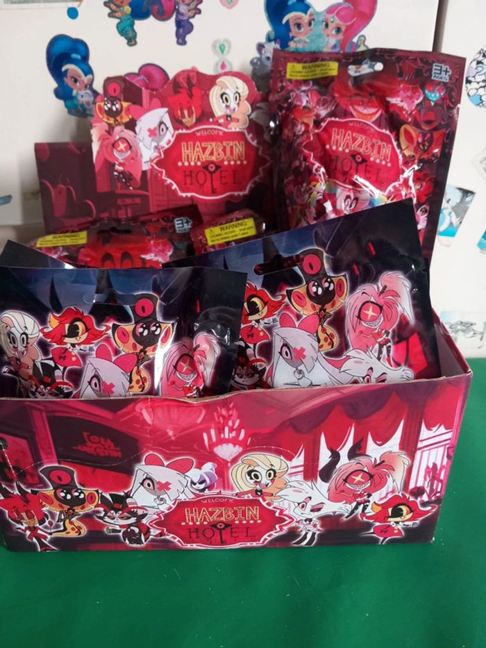 Lot 17 sachet de figurines et présentoir hazbin hotel