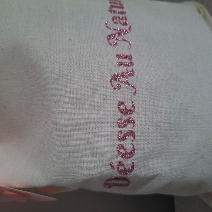 Pochon en coton 20x30cm crème avec inscription en fuchsia pailleté - NEUF - Déesse au Naturel - photo numéro 3