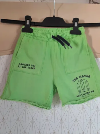 Short vert kiabi 5 ans tbe 1 micro tache qu'on ne voit pas