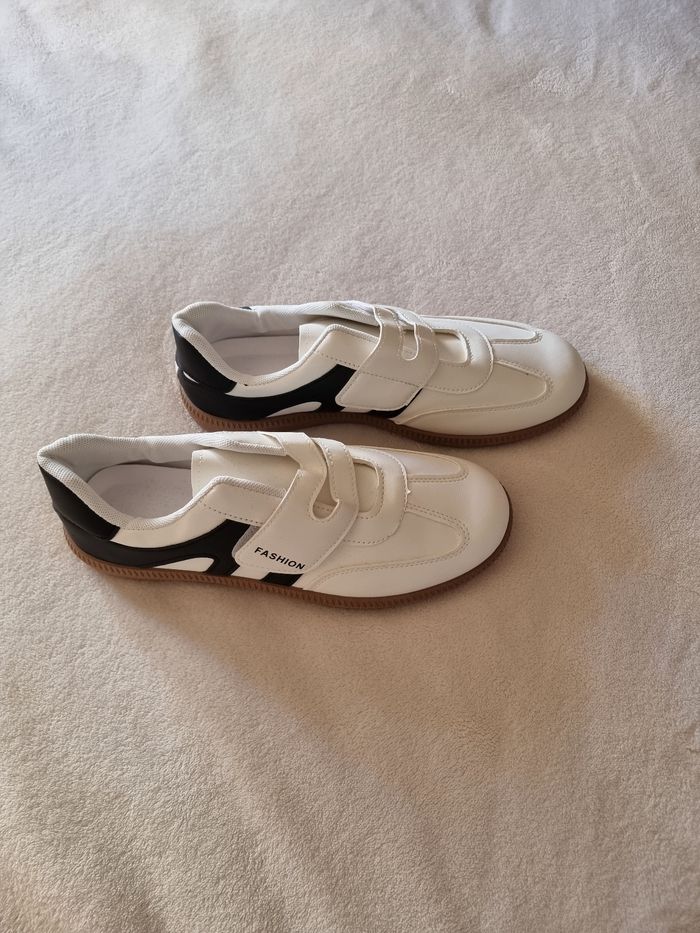 Baskets blanches neuves jamais porté - photo numéro 3