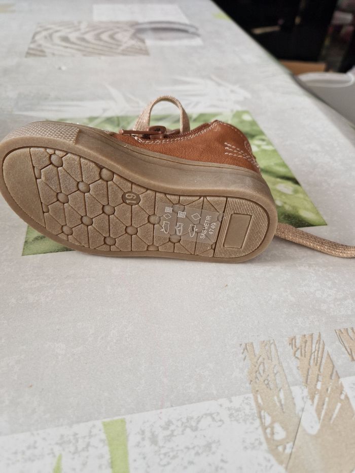 Belle bottines bébé toute neuve - photo numéro 2