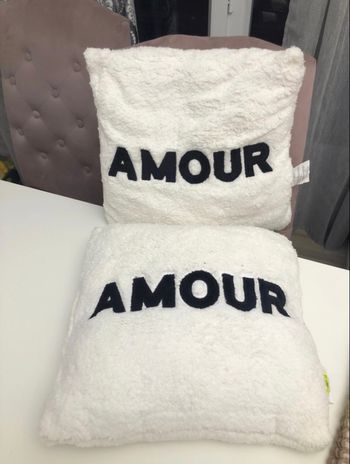 Lot de 2 coussins 40x40 AMOUR blanc – Neufs jamais utilisés