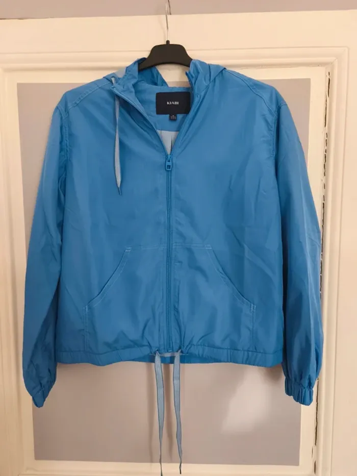 Veste coupe-vent légère couleur bleu ciel