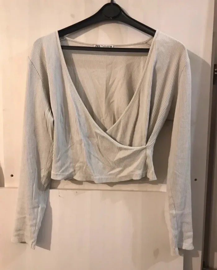 Top courtsZara crème manches longues taille L