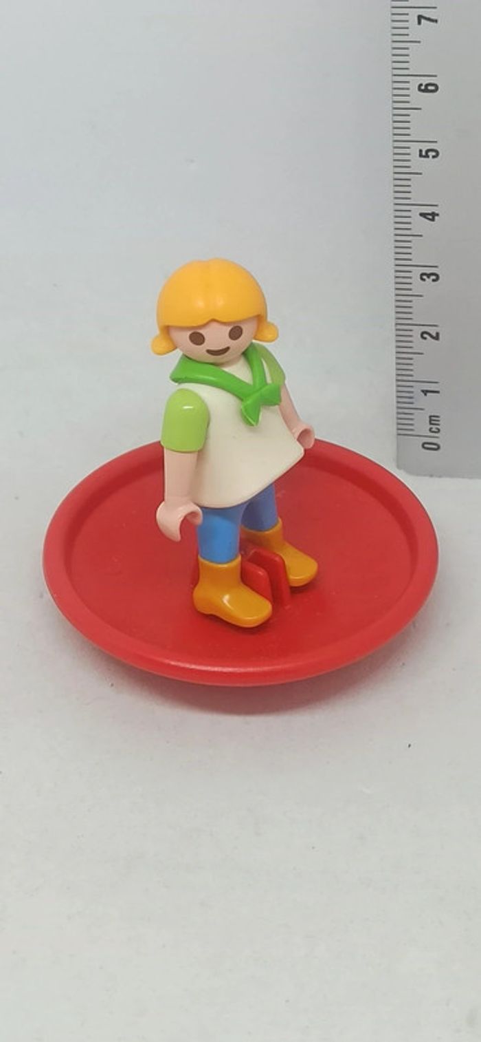 Fille enfant sur jeu d'équilibre playmobil