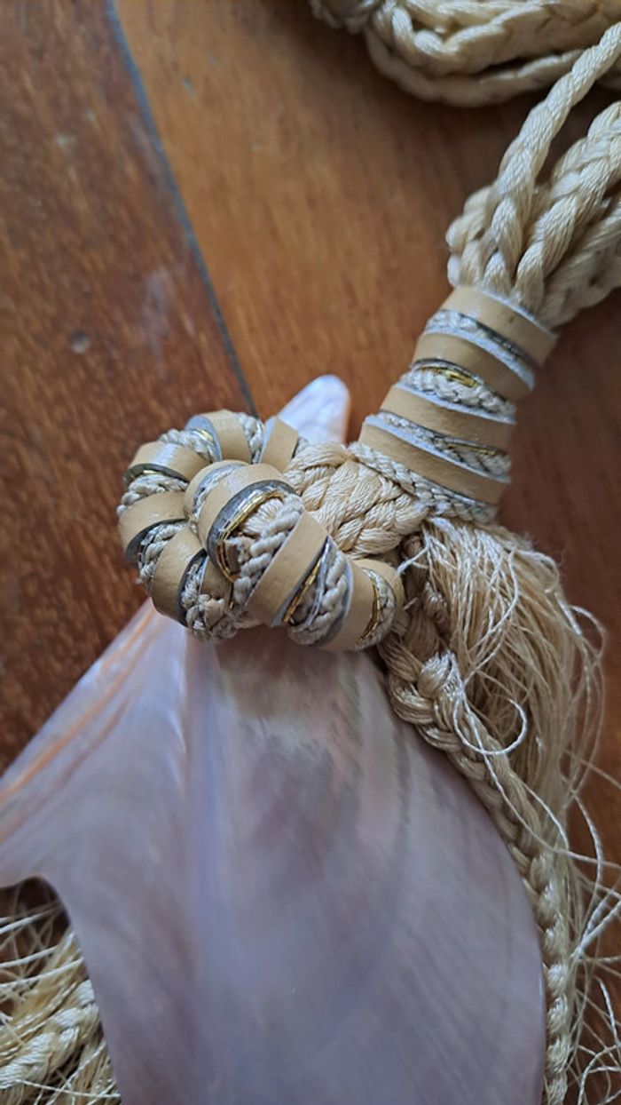 collier avec gros coquillage en nacre rose, en très bon état - photo numéro 4