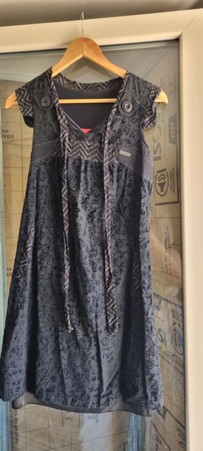 Robe noire à motifs reliefs