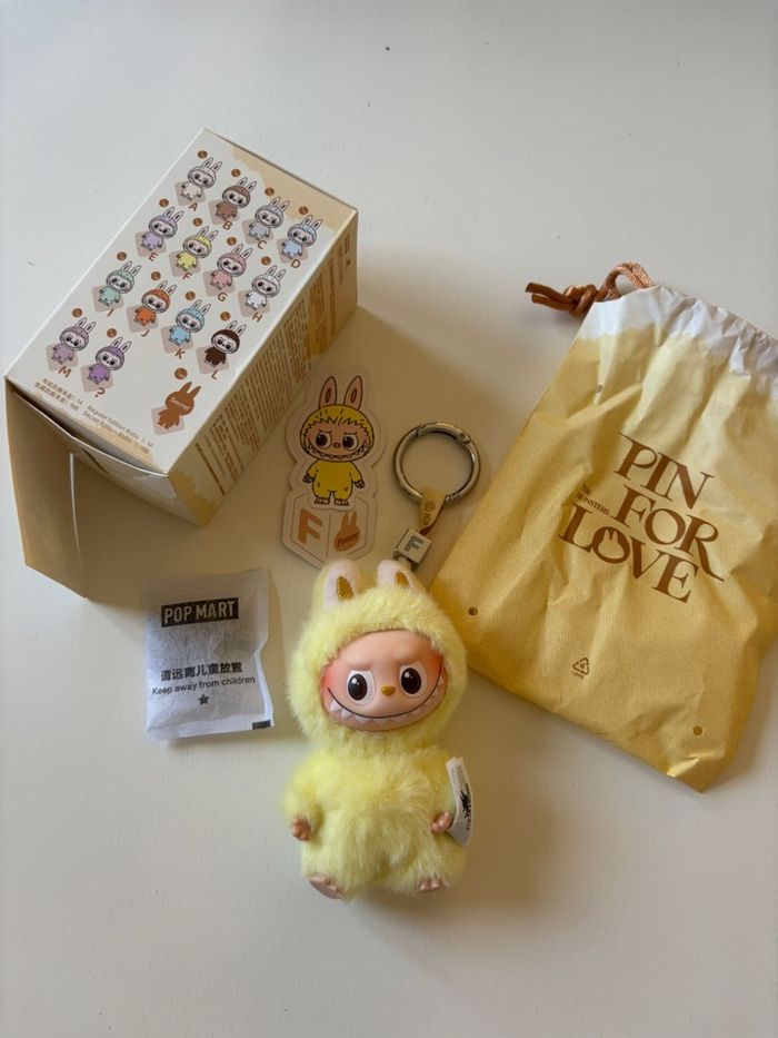 PopMart Labubu The Monsters Pin For Love « F » - photo numéro 3