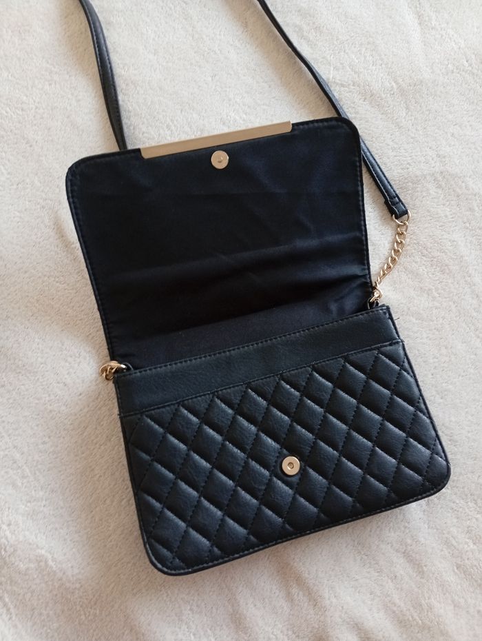Sac bandoulière noir et doré. Atmosphère - photo numéro 3