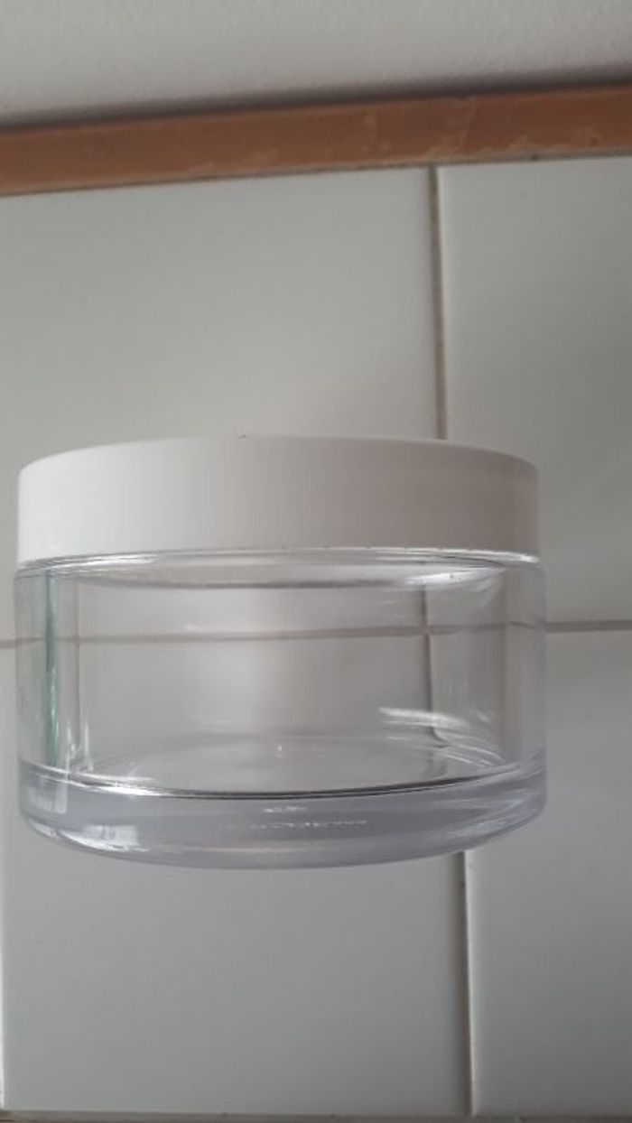 Pot en verre avec couvercle