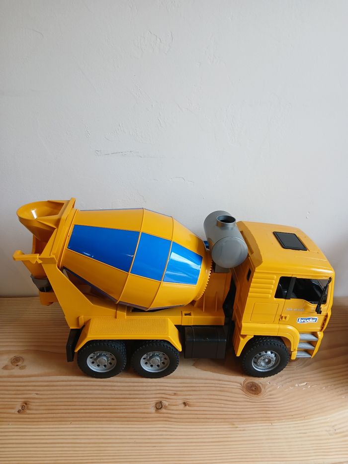 Camion toupie et pelle mécanique - photo numéro 2