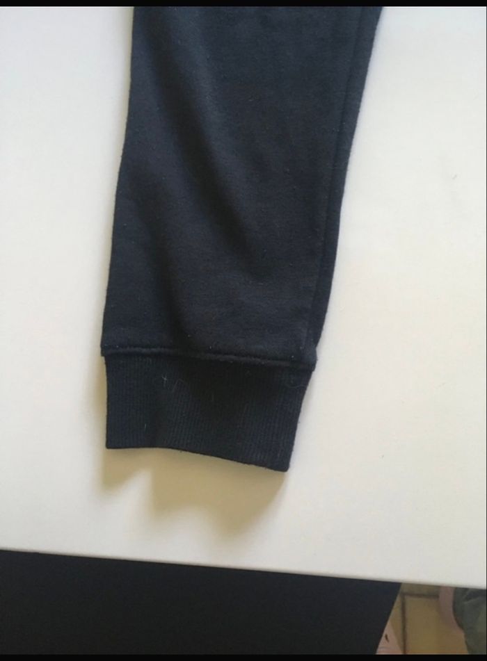 Jogging / Pantalon de sport TRÈS BON ÉTAT pour garçon taille 6 / 7 ans couleur noir - photo numéro 4