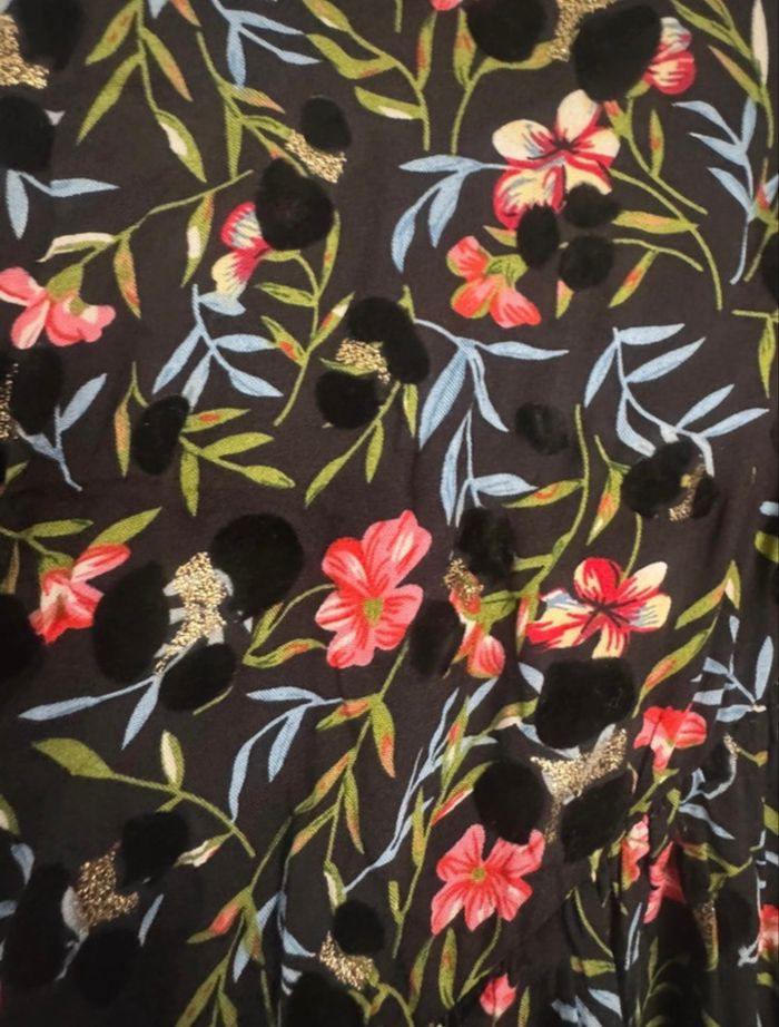 Robe fleurie et pastilles dorées - photo numéro 2