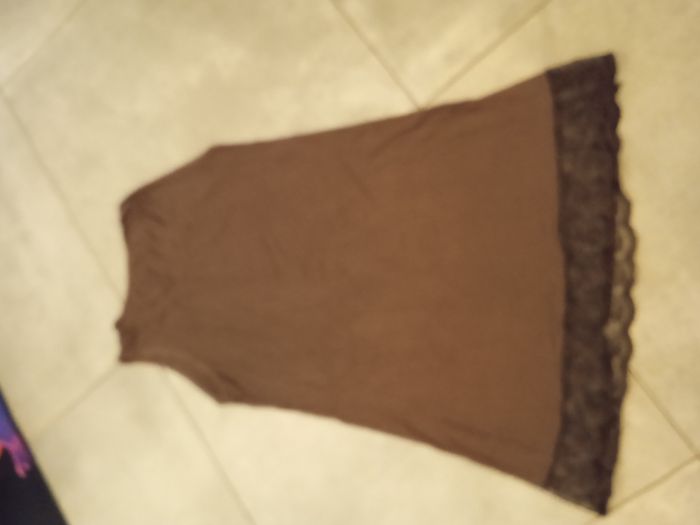 fond de robe marron et dentelle en très bon état