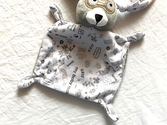 Petit Lapin Gris Doudou Masque Doré Corps Blanc Motif Dessins Faune Peluche Petits Enfants Bébés - photo numéro 3