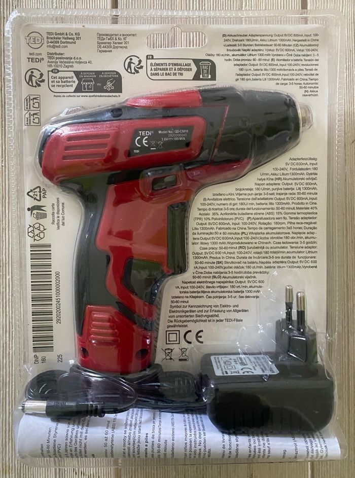 Perceuse avec accessoires et chargeur Neuf, encore scellé