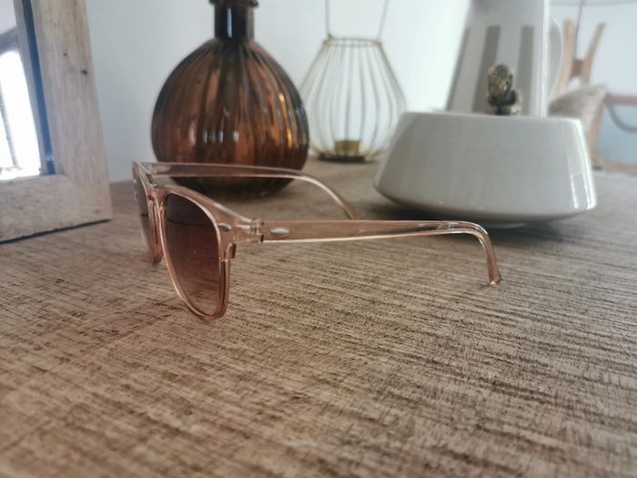 Lunette de soleil rose - photo numéro 3