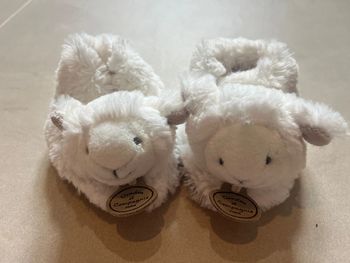 Chaussons moutons hochet