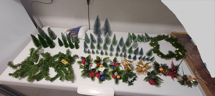 Gros lot : sapins, couronne,  bouquets artificiels...pour créateur, loisirs créatifs