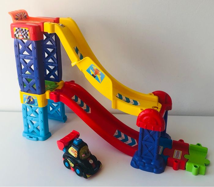 Toboggans Cascade de l’extrême Tut Tut Bolides avec un véhicule interactif Vtech
