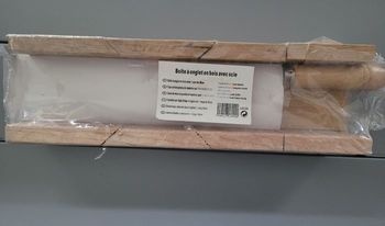 Boîte à onglet en bois avec scie neuve sous emballage