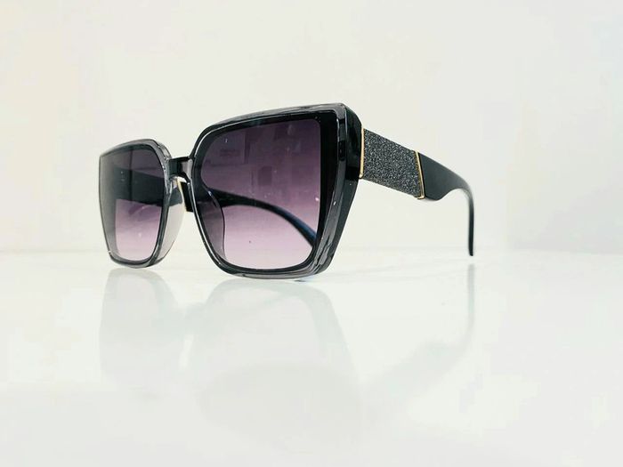 Lunette de soleil femme grise verres dégradés bras en strass UV protection catégorie 3 - photo numéro 3