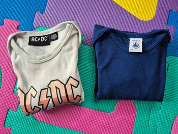 Lot de 2 bodies, ML. 24m