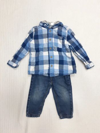 Tenue chemise à carreaux et pantalon jean