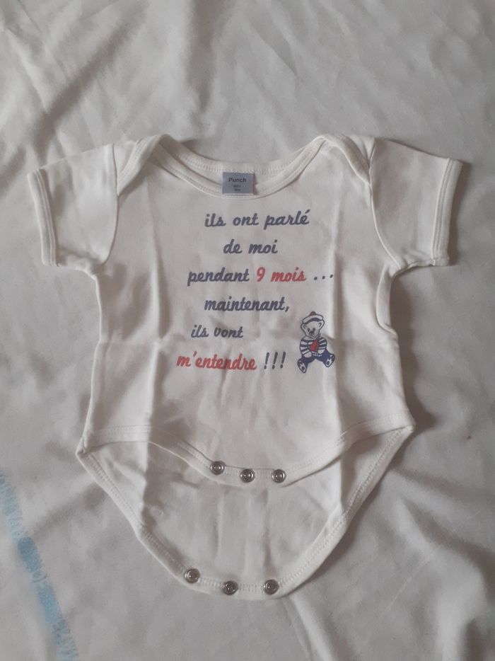 Body blanc écriture bleu et rouge