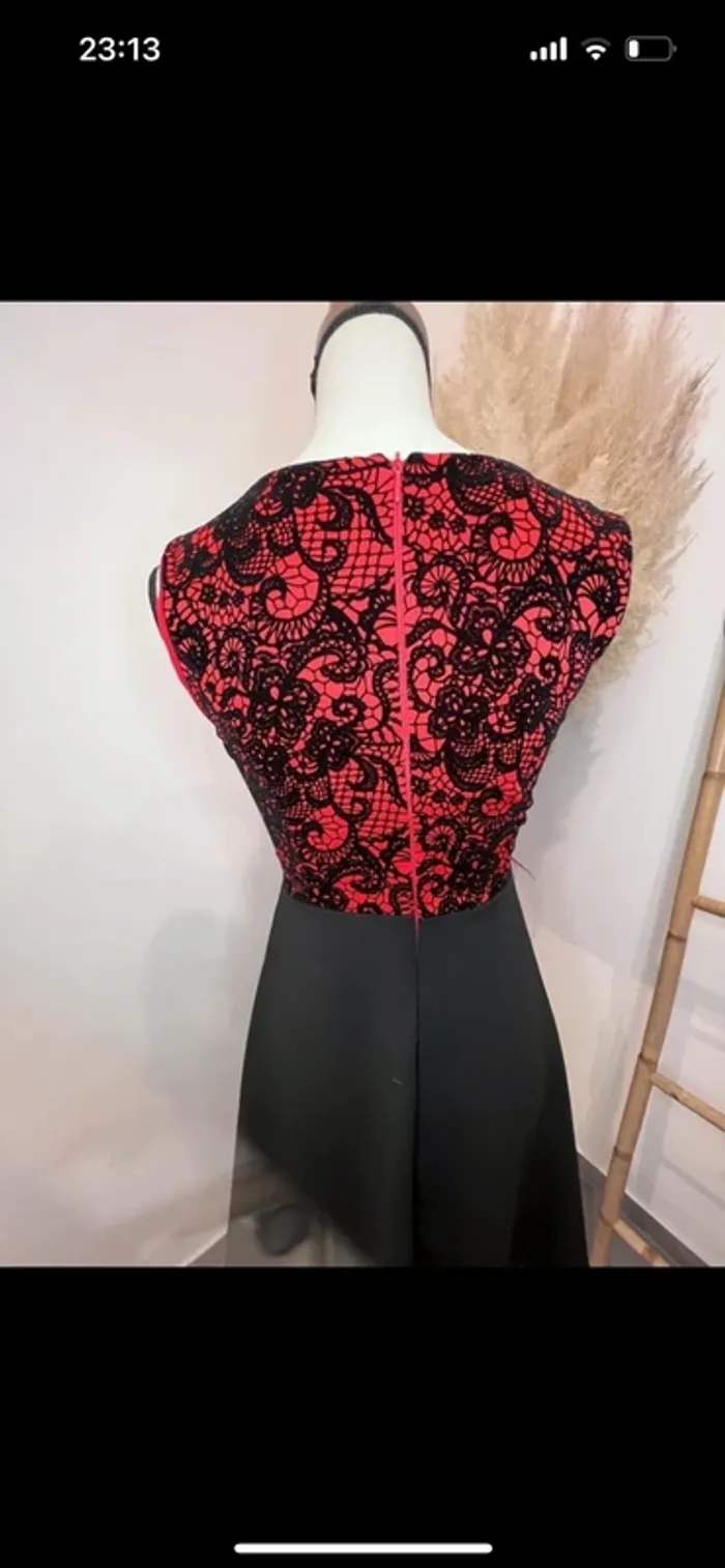 Robe rouge et noir dentelle - photo numéro 3