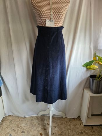 Jupe,marine,tissus façon velours, fermeture par zip & bouton a l'arrière, en très bon état, en polyester, largeur de taille 39cm, longueur 76cm, marque Bleu Bonheur =8€