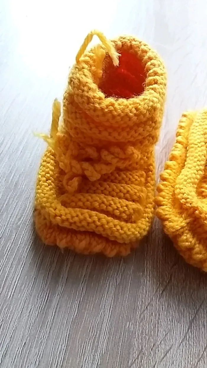 Chaussons tricotés à la main naissance - photo numéro 3