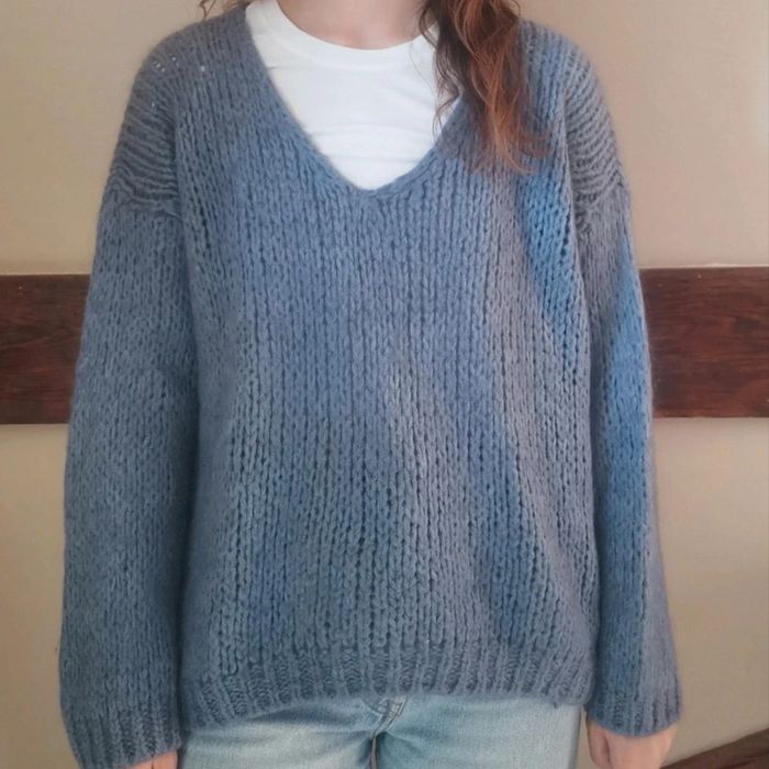 Pull bleu mohair col V - photo numéro 2