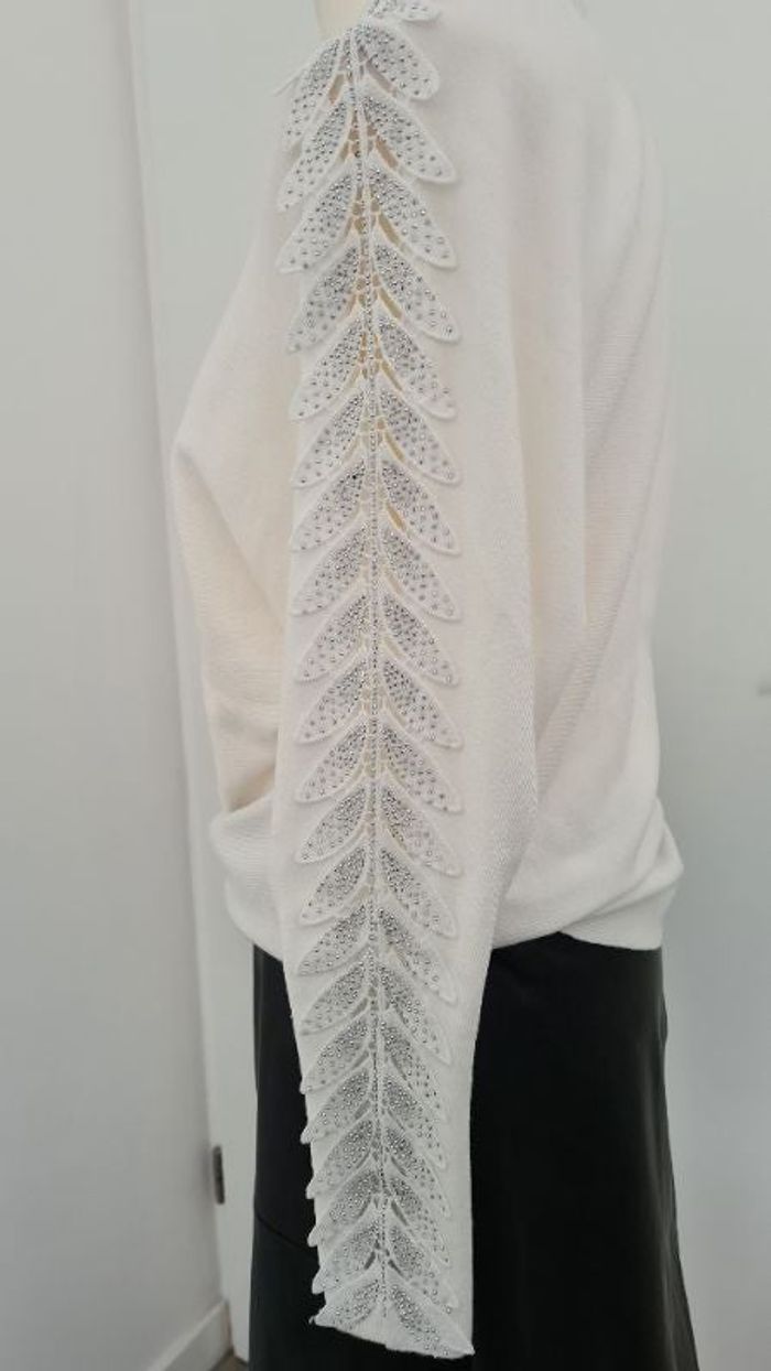 Pull blanc manches brodées argenté